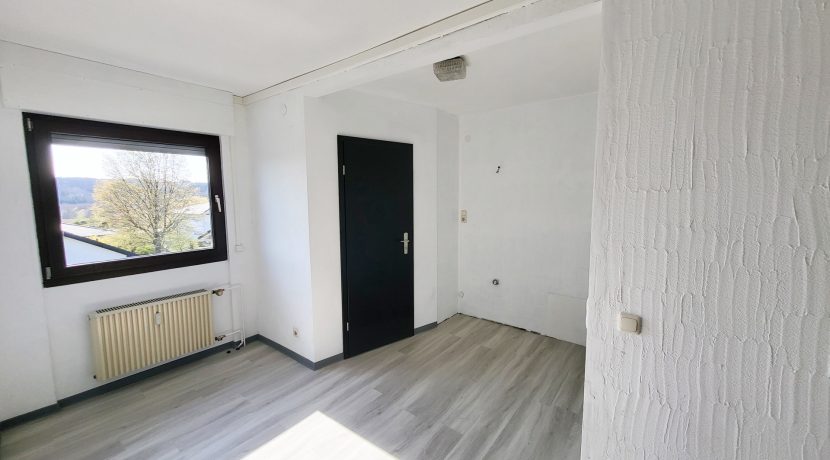 Küche mit Zugang zum Abstellraum