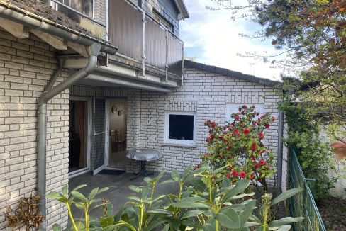 Seitliche Terrasse und Zugang zur Garage