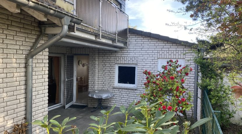 Seitliche Terrasse und Zugang zur Garage