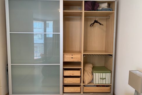 großer Kleiderschrank