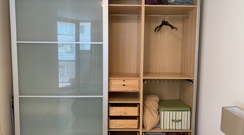 großer Kleiderschrank