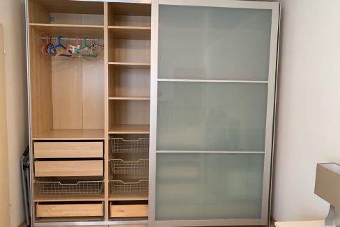 großer Kleiderschrank