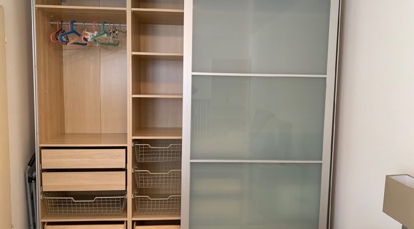 großer Kleiderschrank