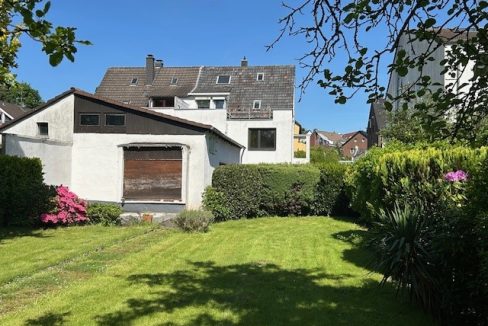 Ansicht mit Wirtschaftsgebäude/Garage