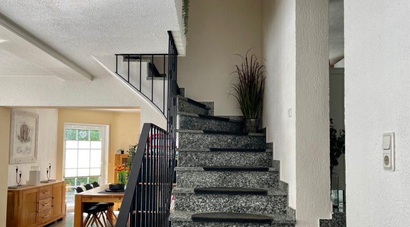 Eingangsbereich und Treppe zum OG (Wohnung I)
