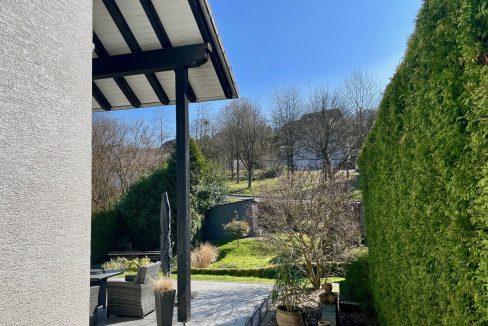 Blick in den Garten (rechts neben dem Haus)