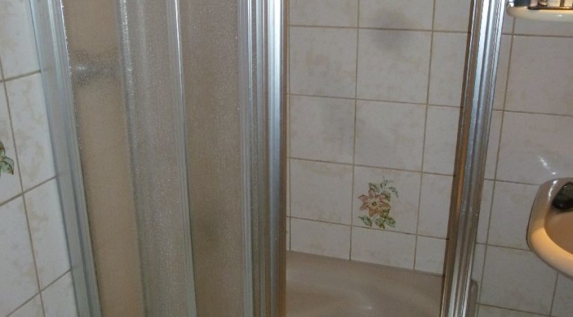 Badezimmer mit Dusche