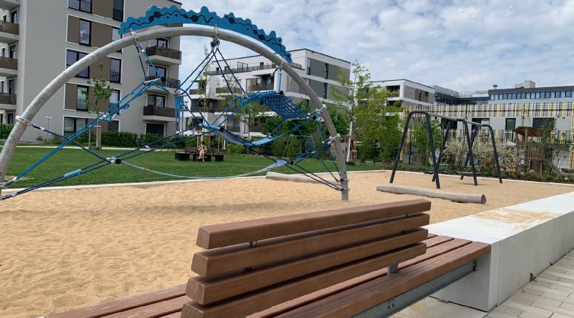 Spielplatz und Grünzonen