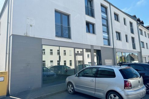 Fensterfront u Parkplätze