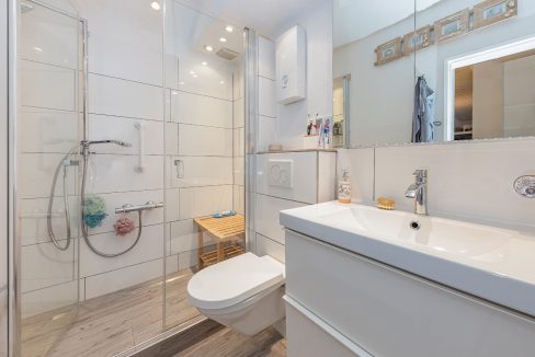 modernes Duschbadezimmer