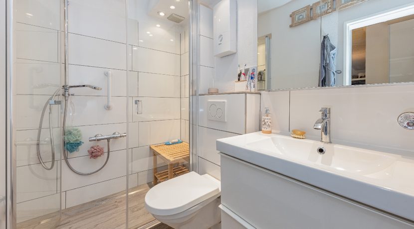 modernes Duschbadezimmer