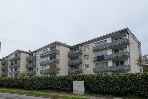 Straßenansicht zum Balkon