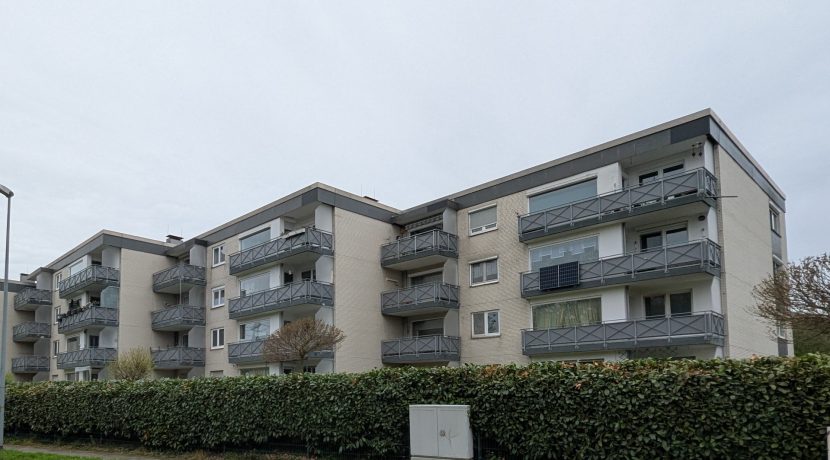Straßenansicht zum Balkon