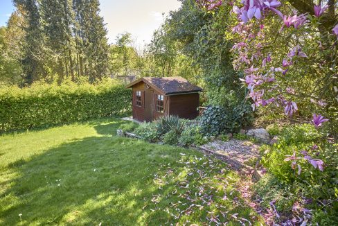 Blick von der Terrasse zum Gartenhäuschen