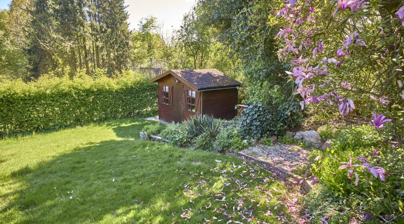 Blick von der Terrasse zum Gartenhäuschen