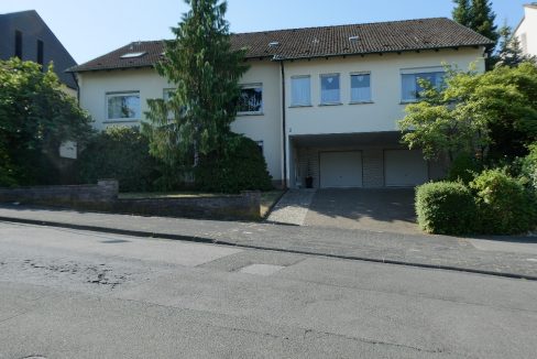 Hausvorderseite mit Zufahrt