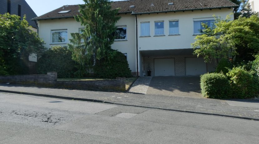Hausvorderseite mit Zufahrt