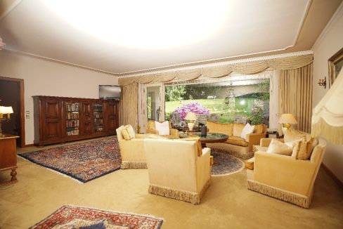 Wohnzimmer mit gr. Fensterfront