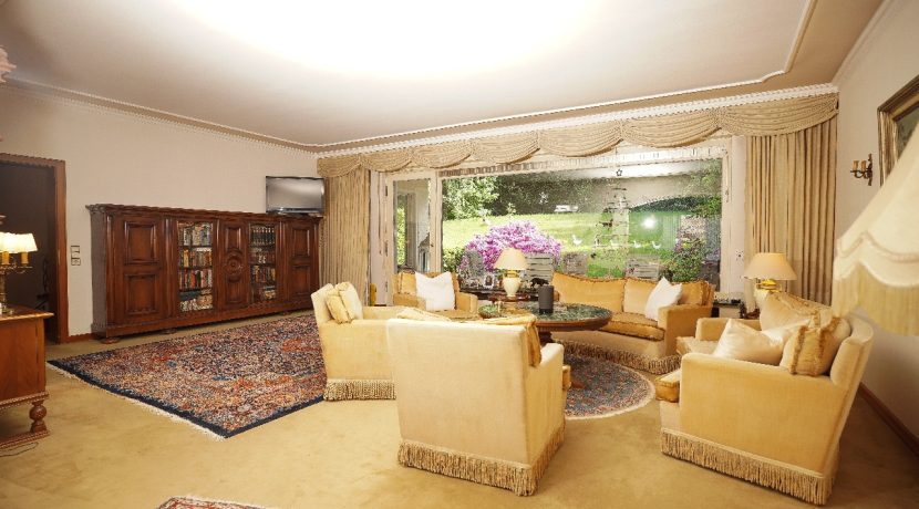 Wohnzimmer mit gr. Fensterfront