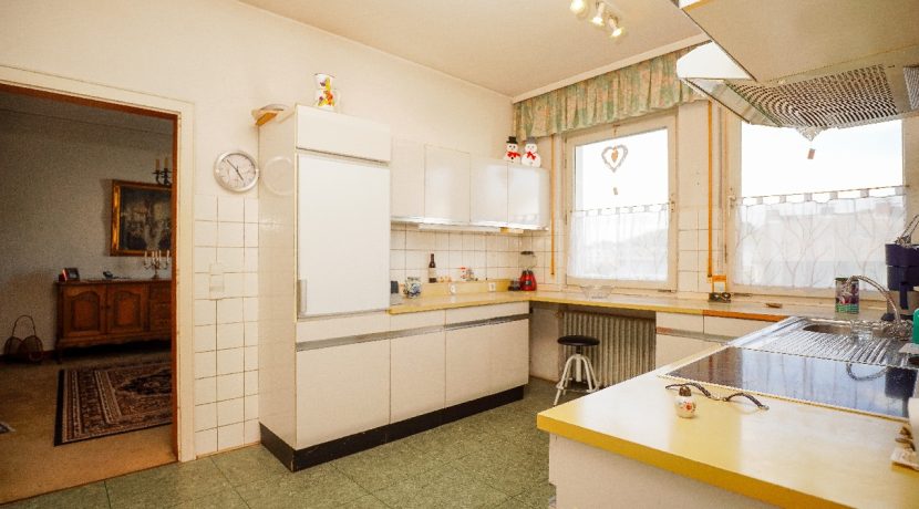 Küche mit Durchgang zum Esszimmer