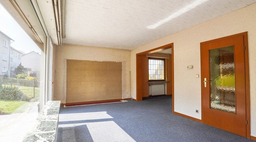Offener Wohnbereich mit Terrassenzugang