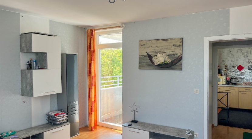 helles Wohnzimmer mit Zugang zur Sonnenloggia