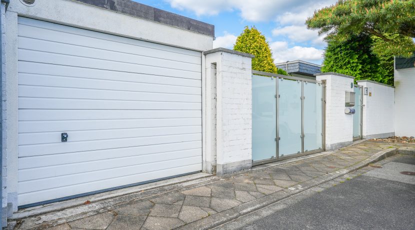 2 Garage und Rolltor