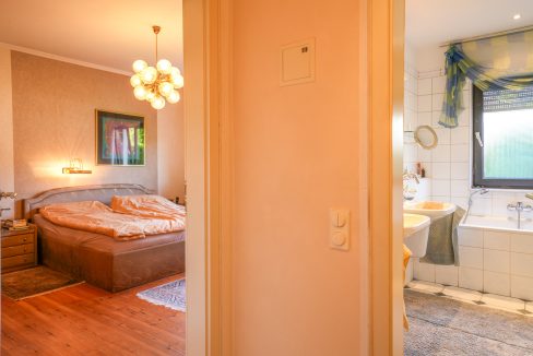 Blick in´s Schlafzimmer _ Badezimmer