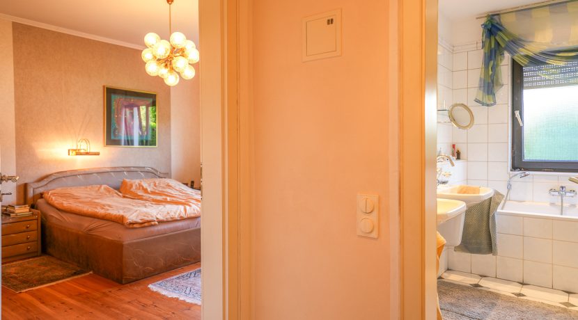 Blick in´s Schlafzimmer _ Badezimmer
