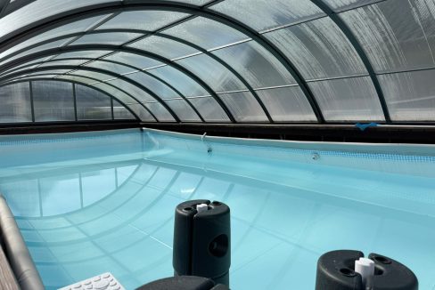 Überdachter Pool