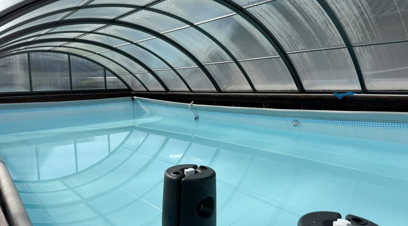 Überdachter Pool