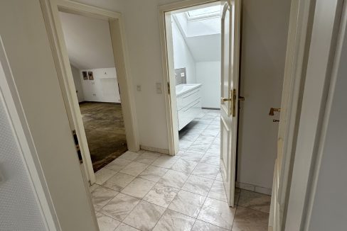 Separater Flur Eltern-Schlafzimmer und Bad
