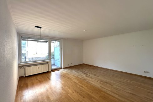 Wohnzimmer mit Balkonzugang