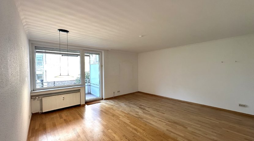 Wohnzimmer mit Balkonzugang