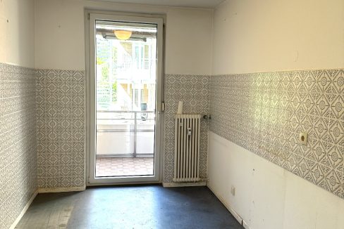 Küche mit Balkonzugang