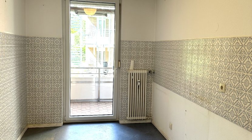 Küche mit Balkonzugang