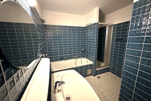 Bad mit Wanne und Dusche