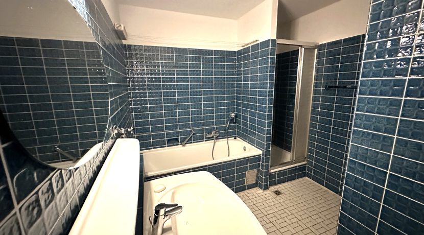 Bad mit Wanne und Dusche