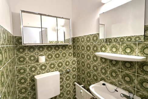 separates WC