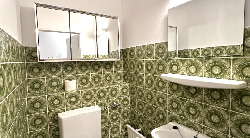 separates WC