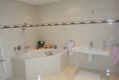 Hauptbad im DG mit Eckbadewanne...