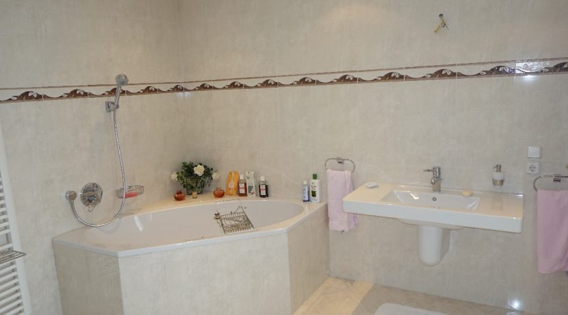 Hauptbad im DG mit Eckbadewanne...