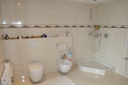 ...Dusche, Bdet und WC