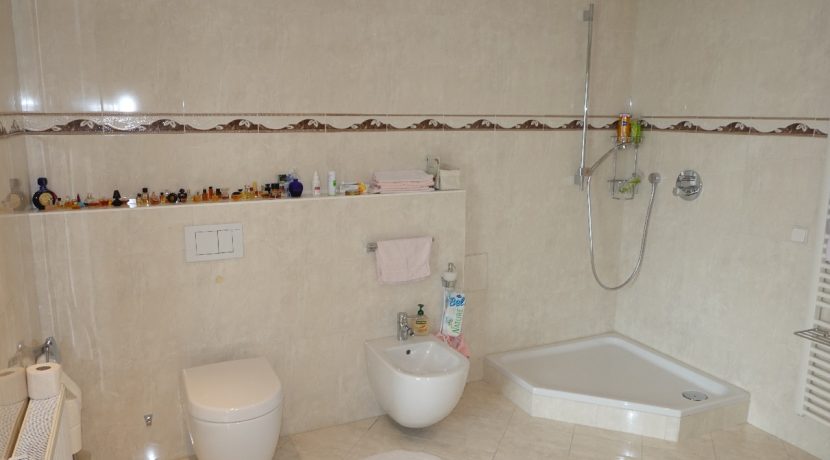 ...Dusche, Bdet und WC
