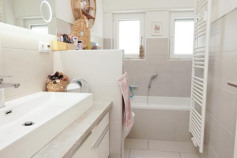 Modernes Bad mit Wanne