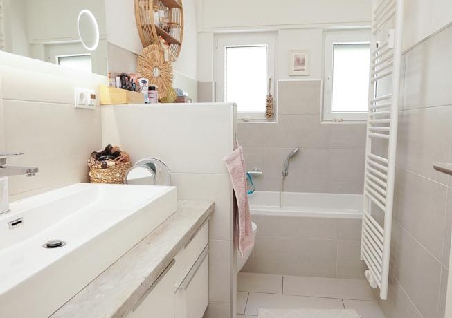 Modernes Bad mit Wanne