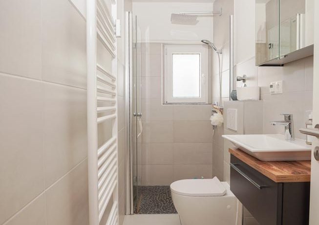 Gäste- WC mit Walk-In-Dusche