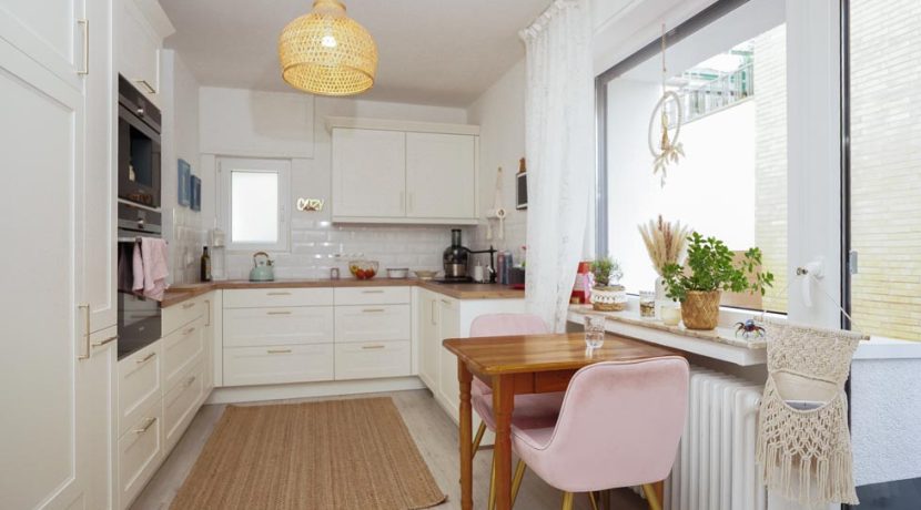 Küche mit seitl. Terrassenausgang