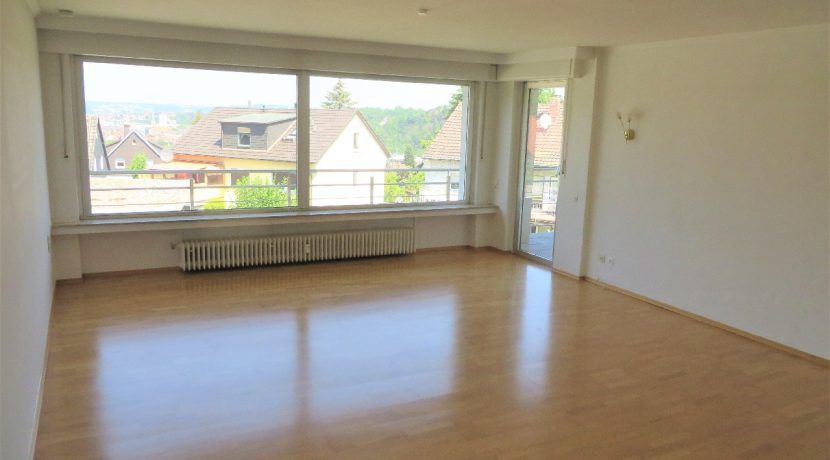 OG. Wohn-/Esszimmer mit Balkon