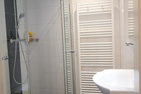 ...modernes Badezimmer mit Walk-In Dusche